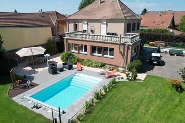 تختخواب و صبحانه Maison Curiale