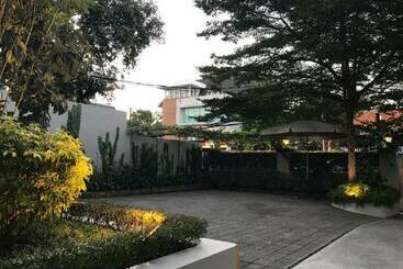 هتل Home 899 Patal Senayan