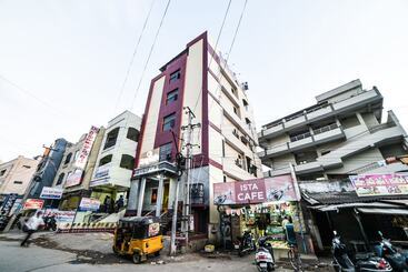 هتل Oyo 24288 Surya Teja Residency