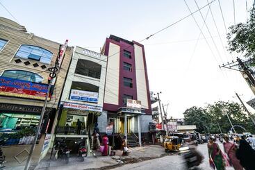 هتل Oyo 24288 Surya Teja Residency