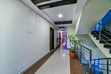 هتل Oyo 24288 Surya Teja Residency