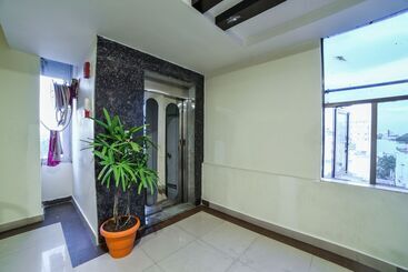 هتل Oyo 24288 Surya Teja Residency