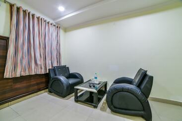 هتل Oyo 24288 Surya Teja Residency