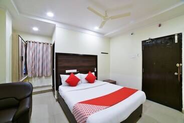 هتل Oyo 24288 Surya Teja Residency