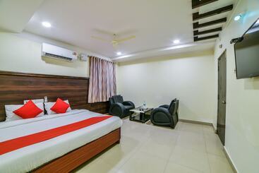 هتل Oyo 24288 Surya Teja Residency