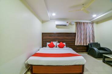 هتل Oyo 24288 Surya Teja Residency