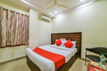 هتل Oyo 24288 Surya Teja Residency