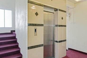 هتل Oyo Living 26804 Luxurious Studio Rooms