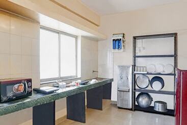 هتل Oyo Living 26804 Luxurious Studio Rooms