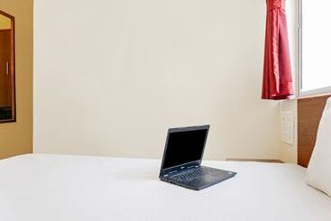 هتل Oyo Living 26804 Luxurious Studio Rooms