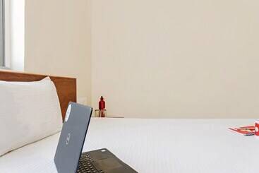 هتل Oyo Living 26804 Luxurious Studio Rooms