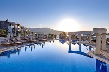 Alexander Beach Hotel & Village Resort