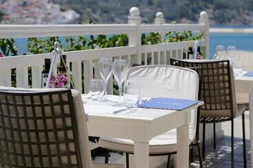 هتل Skopelos Village