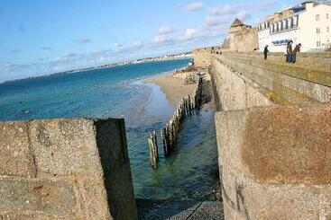هتل Hôtel Des Marins