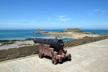هتل Hôtel Des Marins