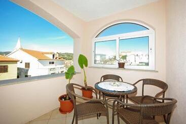 Apartments Villa Rose - Sumartin