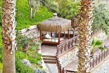 Ladonia Hotels Adakule
