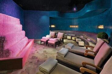 هتل Atlantis Casino Resort Spa