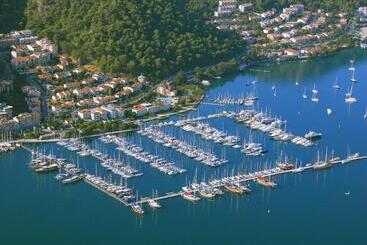 هتل Ece Saray Marina Resort