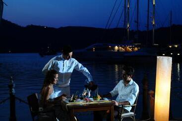 هتل Ece Saray Marina Resort