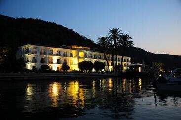 هتل Ece Saray Marina Resort