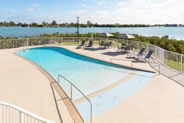 هتل Fairfield By Marriott Inn & Suites Marathon Florida Keys