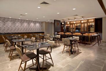 هتل Four Points By Sheraton Boston Newton