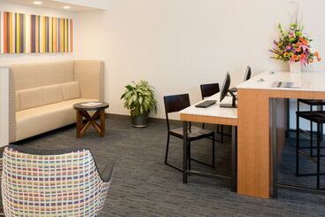 هتل Holiday Inn Express Nashville Airport, An Ihg