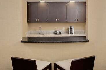 هتل Nashville Airport Marriott