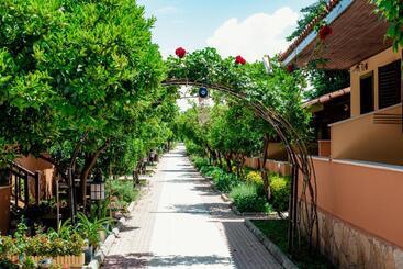 هتل Ozlem Garden