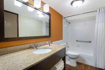 هتل Ramada By Wyndham Tampa Westshore Airport South