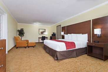 هتل Ramada By Wyndham Tampa Westshore Airport South