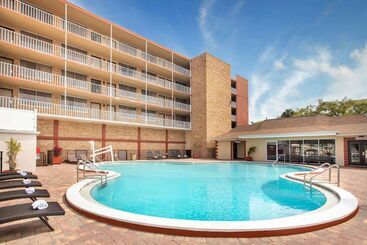 هتل Ramada By Wyndham Tampa Westshore Airport South