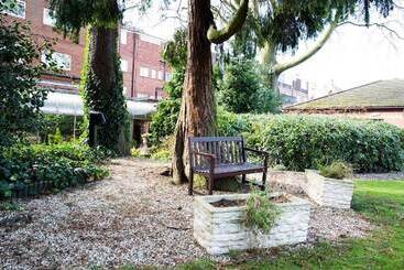 בית מלון כפרי Voco St. Johns Solihull, An Ihg