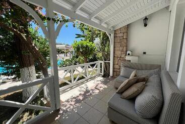 Moonshine Hotel & Suites