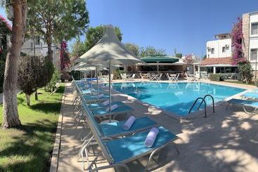 Moonshine Hotel & Suites
