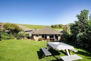 Dean Court Garden Parking By Brighton Holiday Lets