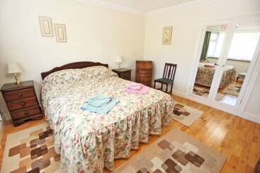 Dean Court Garden Parking By Brighton Holiday Lets