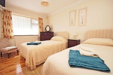 Dean Court Garden Parking By Brighton Holiday Lets