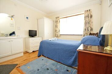 Dean Court Garden Parking By Brighton Holiday Lets