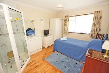 Dean Court Garden Parking By Brighton Holiday Lets