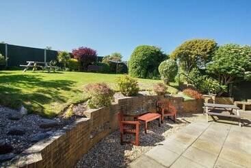 Dean Court Garden Parking By Brighton Holiday Lets