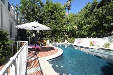 پانسیون Beverly Hills Celebrity Home
