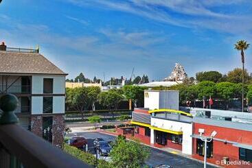 هتل Anaheim Camelot Inn & Suites