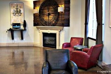هتل Anaheim Camelot Inn & Suites