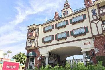 هتل Anaheim Camelot Inn & Suites