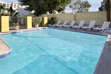 هتل Queens Inn Anaheim