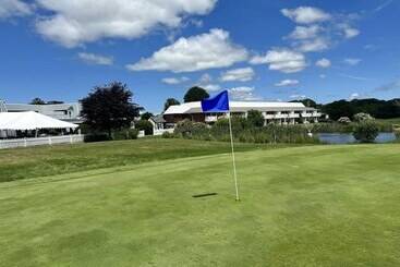 Hotell Cape Cod Irish Village   The Emerald Resort
