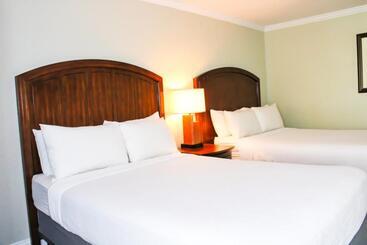 هتل Cape Cod Irish Village The Emerald Resort