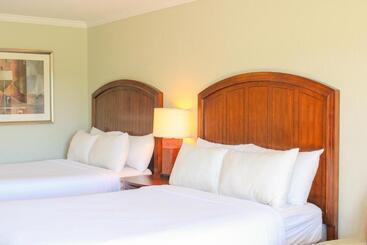 هتل Cape Cod Irish Village   The Emerald Resort